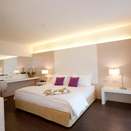 מלון Laguna Palace 4*